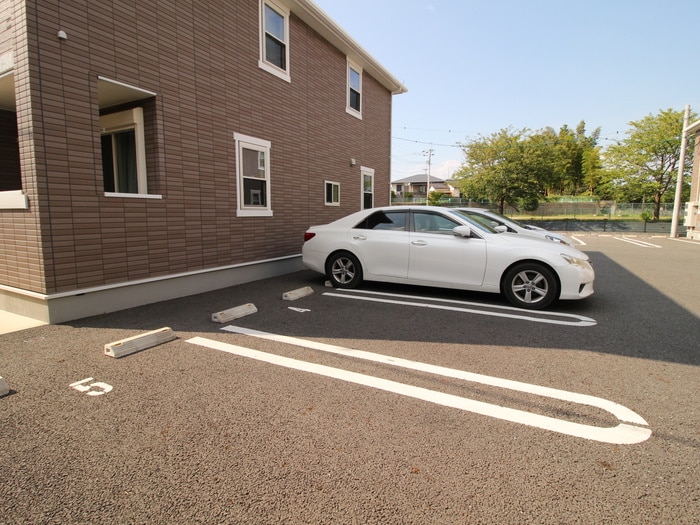 物件外観写真2　(駐車場)