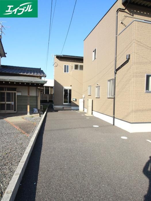 物件外観写真2　(駐車場)