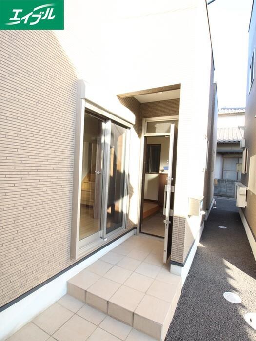 物件外観写真3　(エントランス部分)