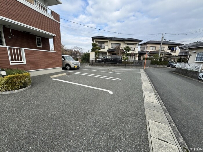 物件外観写真2　(駐車場)