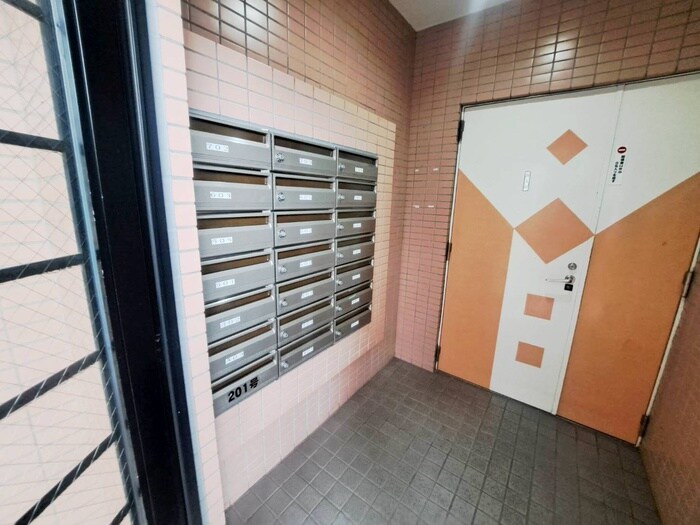 物件外観写真5　(エントランス部分)