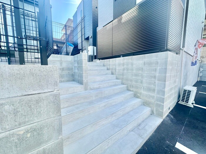 物件外観写真4　(エントランス部分)