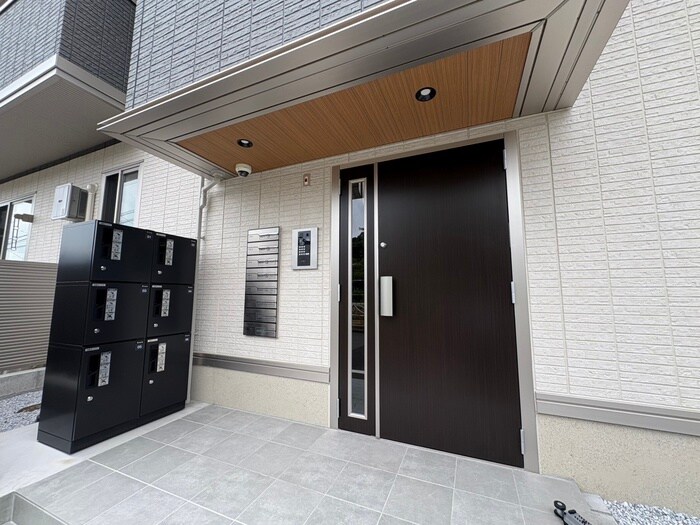 物件外観写真3　(エントランス部分)