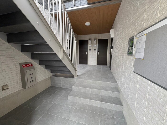 物件外観写真4　(エントランス部分)