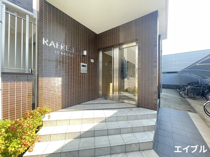 物件外観写真2　(エントランス部分)