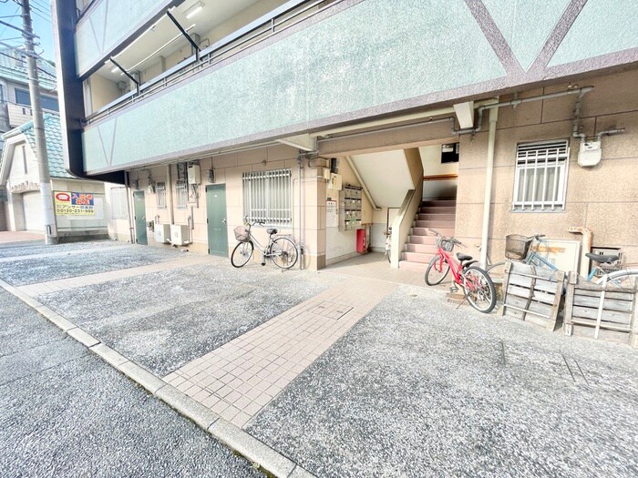 物件外観写真3　(エントランス部分)