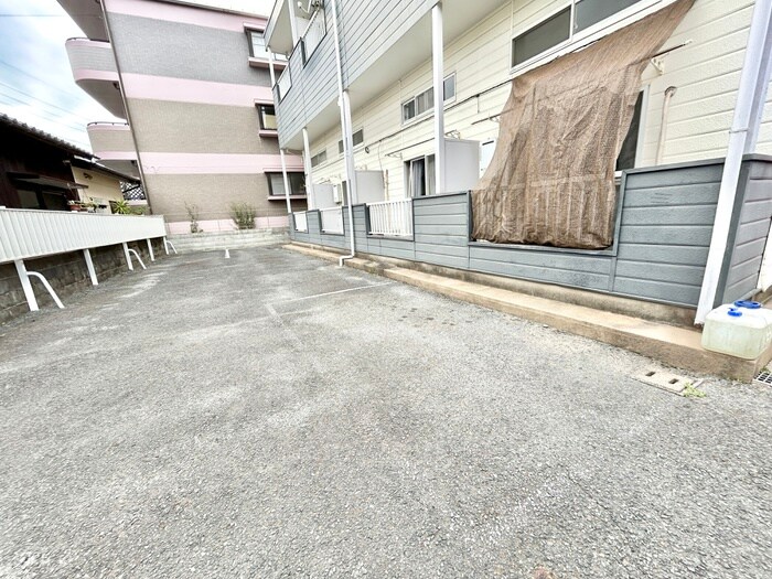 物件外観写真2　(駐車場)
