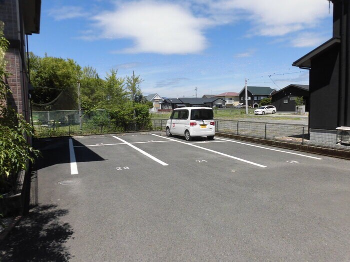 物件外観写真2　(駐車場)
