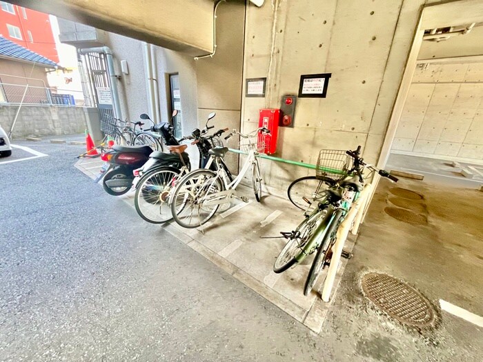 物件外観写真4　(バイク置き場)