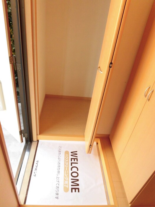 物件内観写真5　(玄関)