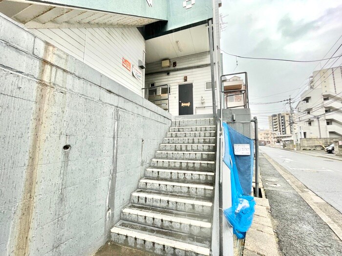 物件外観写真2　(エントランス部分)