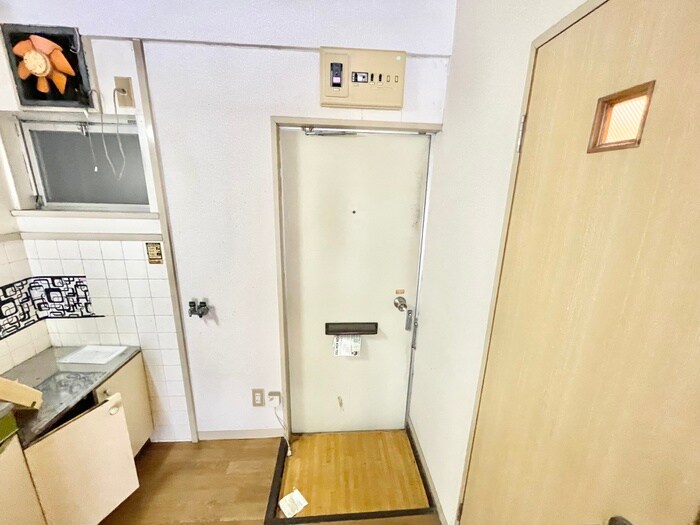 物件内観写真8　(玄関)