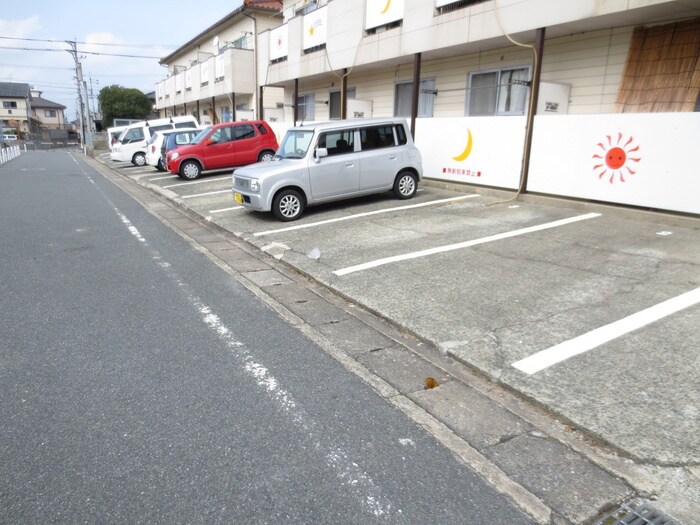 物件外観写真3　(駐車場)