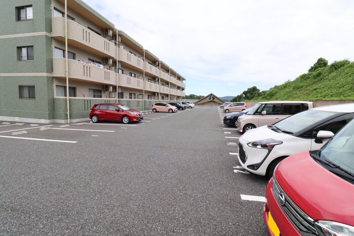 物件外観写真3　(駐車場)