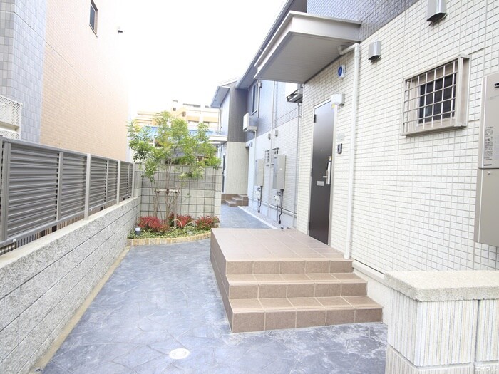 物件外観写真3　(エントランス部分)