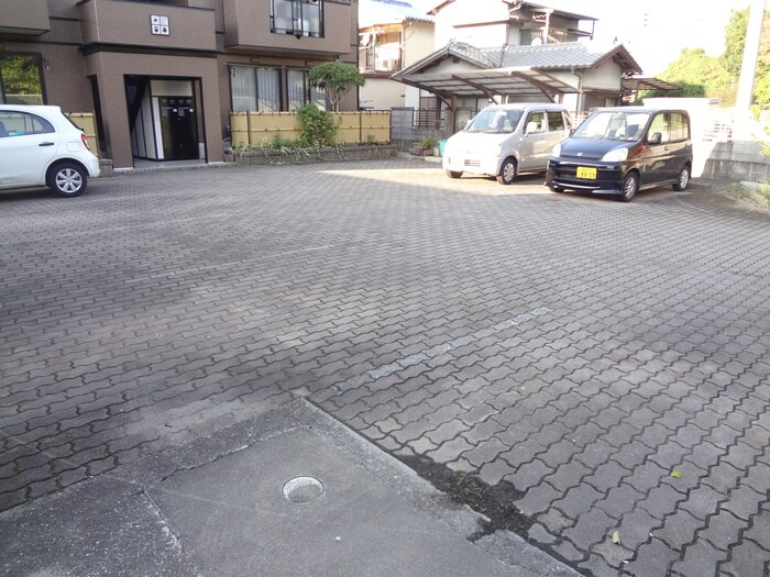 物件外観写真3　(駐車場)