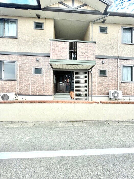 物件外観写真4　(エントランス部分)