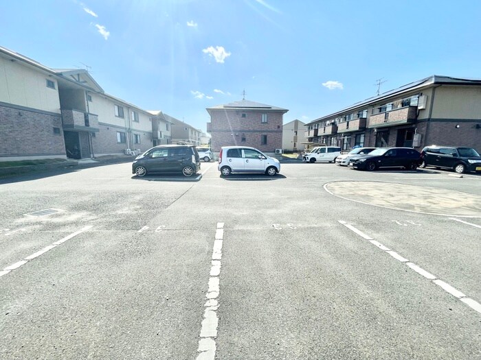 物件外観写真2　(駐車場)