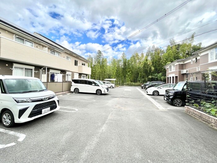 物件外観写真2　(駐車場)