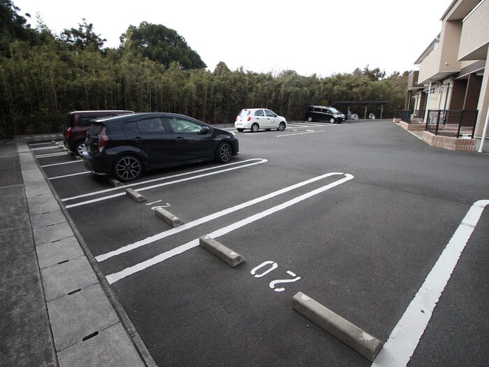 物件外観写真2　(駐車場)