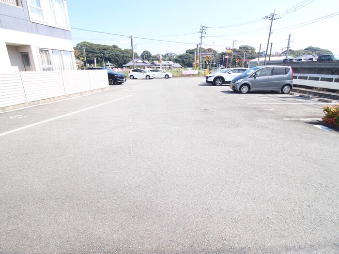 物件外観写真3　(駐車場)