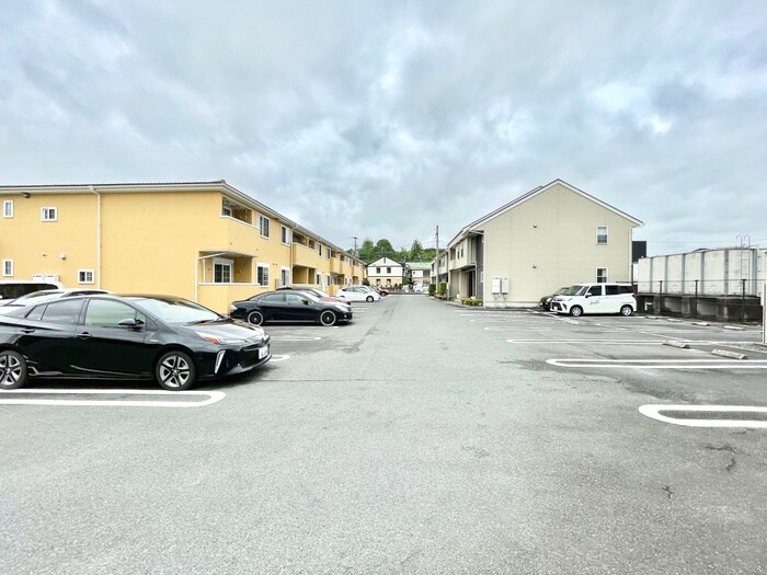 物件外観写真2　(駐車場)