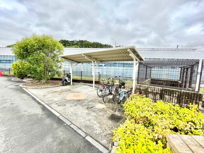 物件外観写真3　(駐輪場)