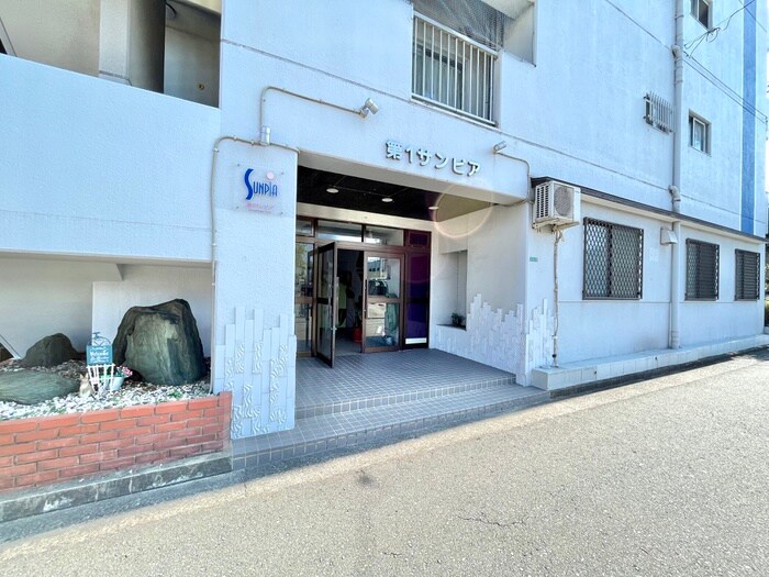 物件外観写真2　(エントランス部分)