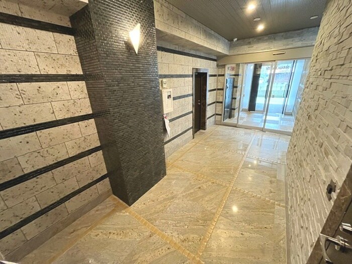 物件外観写真6　(エントランス部分)