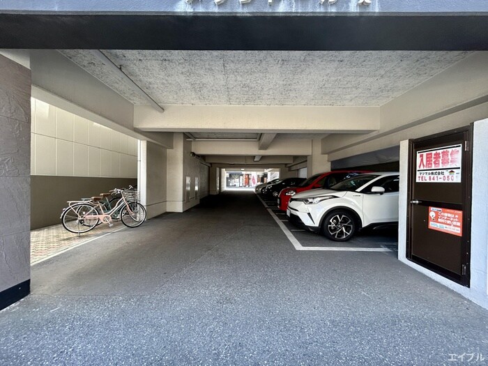 物件外観写真5　(駐車場)