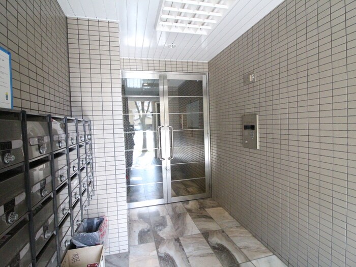 物件外観写真3　(エントランス部分)