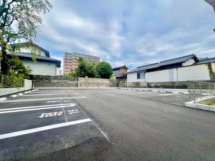 物件外観写真2　(駐車場)