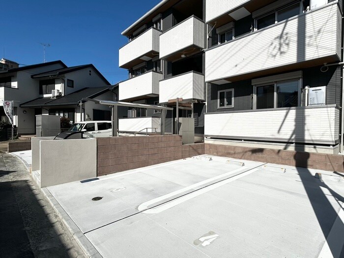 物件外観写真3　(駐車場)