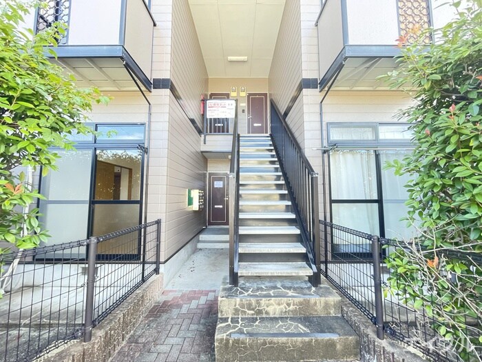 物件外観写真6　(エントランス部分)