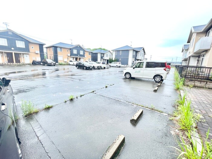 物件外観写真2　(駐車場)