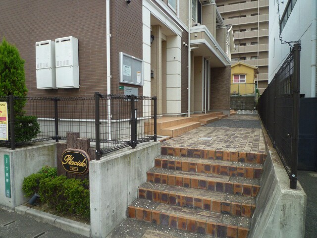 物件外観写真2　(エントランス部分)