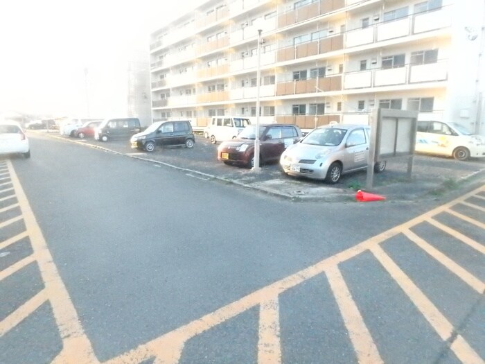 物件外観写真2　(駐車場)