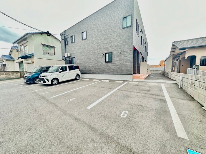 物件外観写真2　(駐車場)