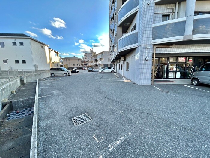 物件外観写真2　(駐車場)