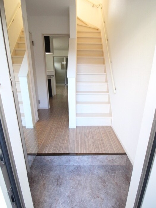 物件内観写真5　(玄関)