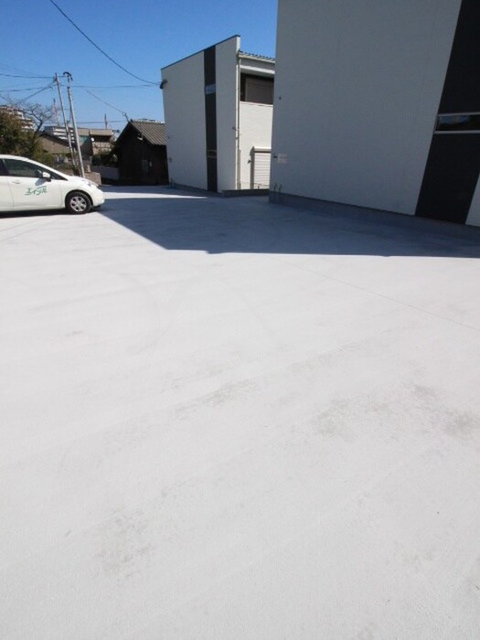 物件外観写真4　(駐車場)