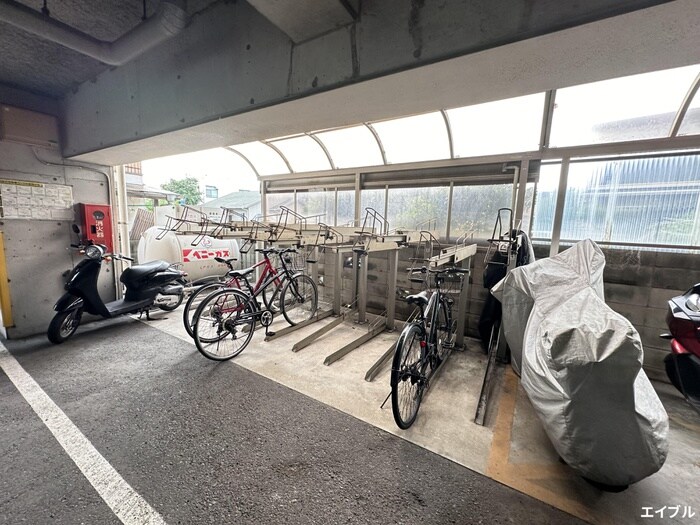 物件外観写真4　(駐輪場)