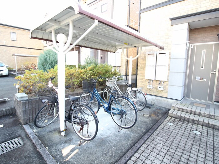 物件外観写真3　(駐輪場)