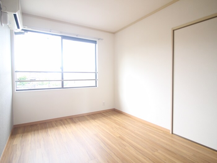 物件内観写真8　(室内からの展望)