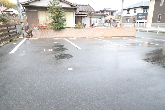 物件外観写真3　(駐車場)