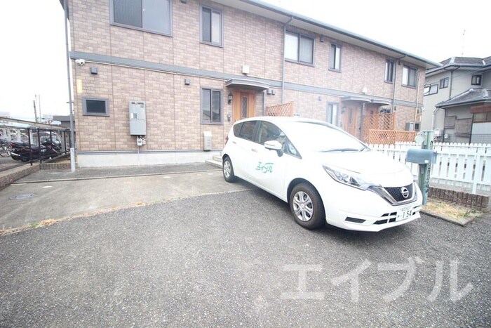 物件外観写真3　(駐車場)