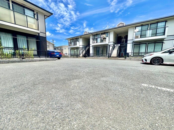 物件外観写真2　(駐車場)
