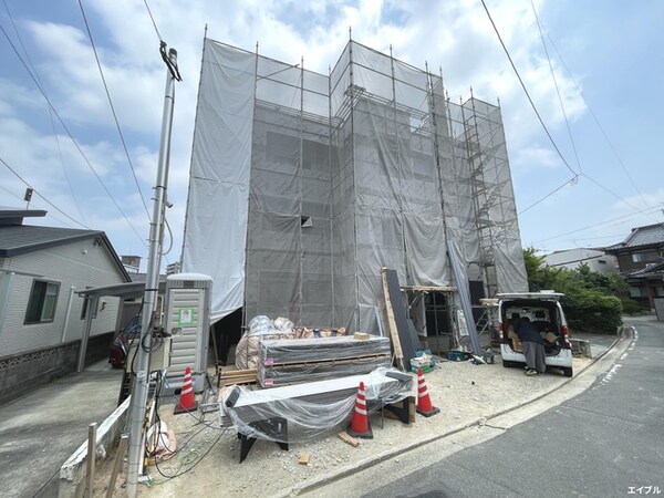 建築中