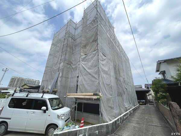 建築中