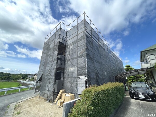 建築中